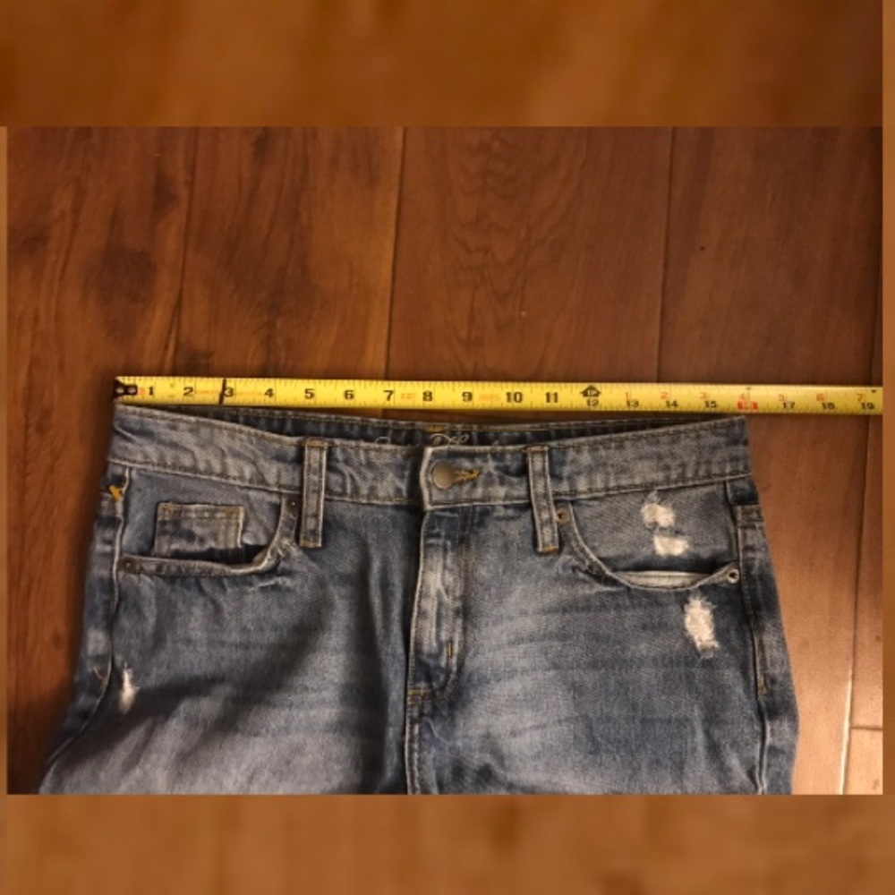 Universal Thread Distressed Jeans - Picture 9 of 10